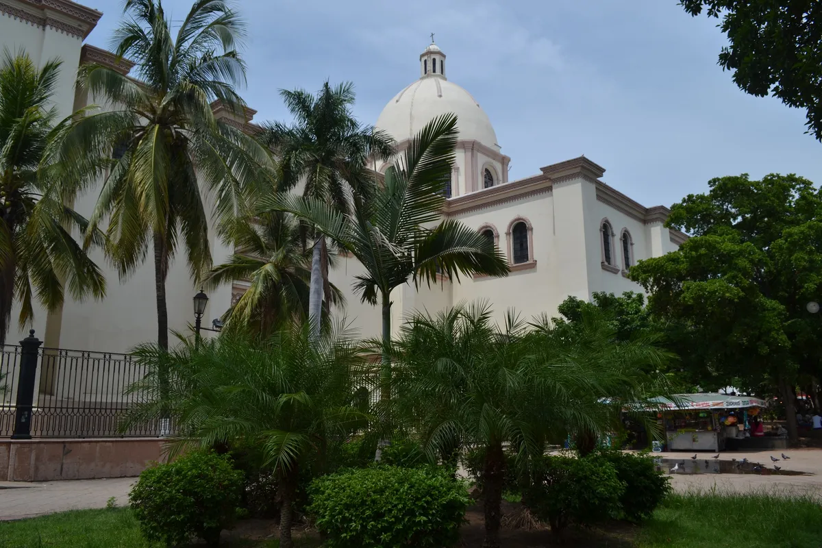 Catedral Basílica de Nuestra Señora del Rosario de Culiacán, vista desde la plazuela con palmeras.