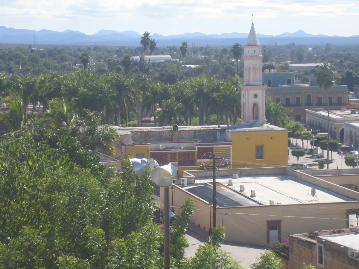 El Fuerte visto desde el cerro del fuerte: la torre de la iglesia, la plaza arbolada y la sierra al fondo.